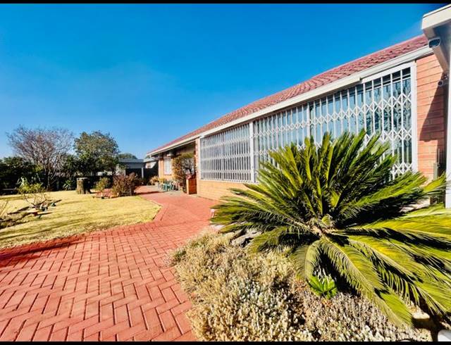 3 BEDROOM HOUSE FOR SALE IN VANDERBIJLPARK SE 2